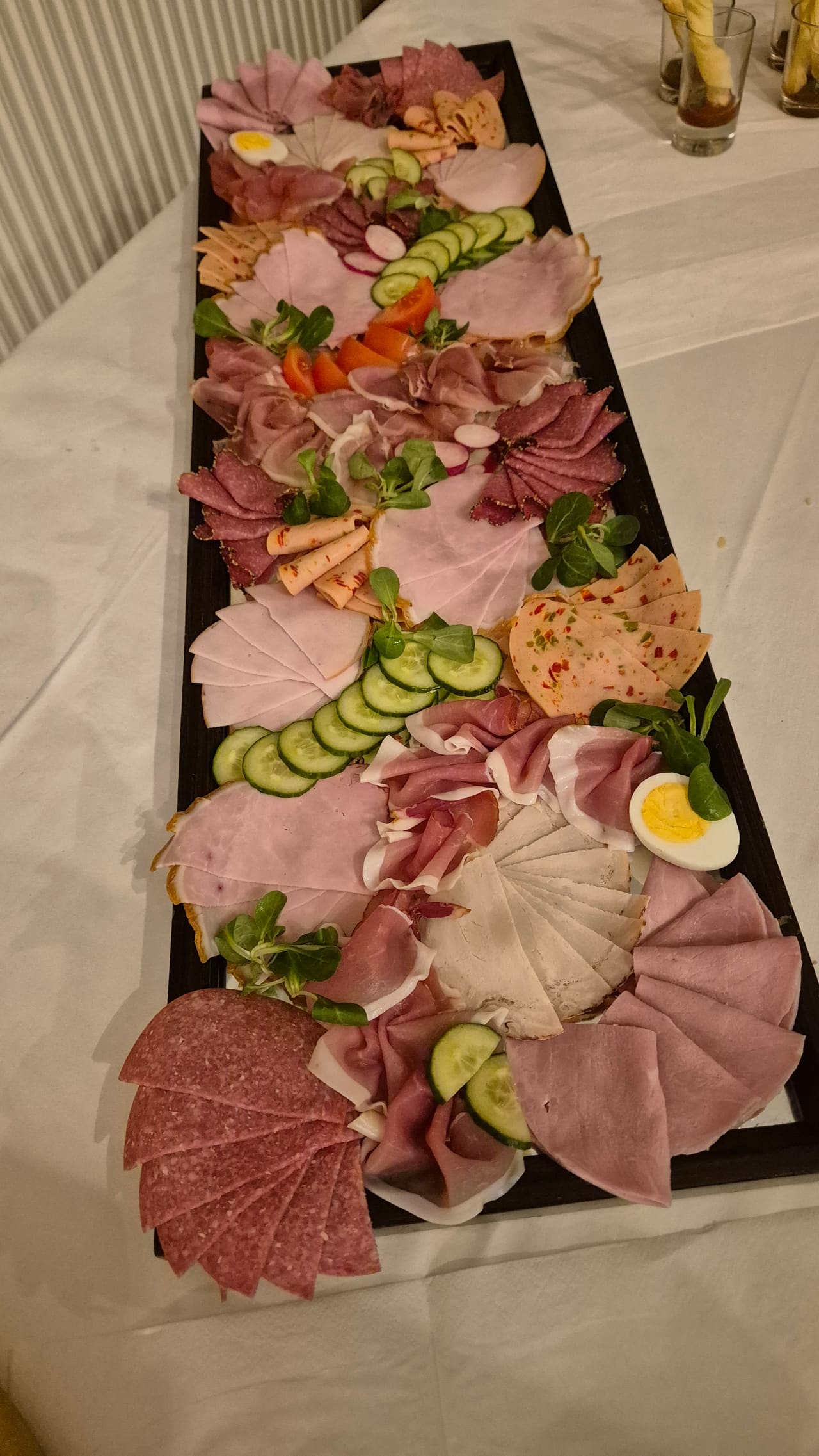 Aufschnittplatte mit Schinken, Salami, Gurkenscheiben und Ei