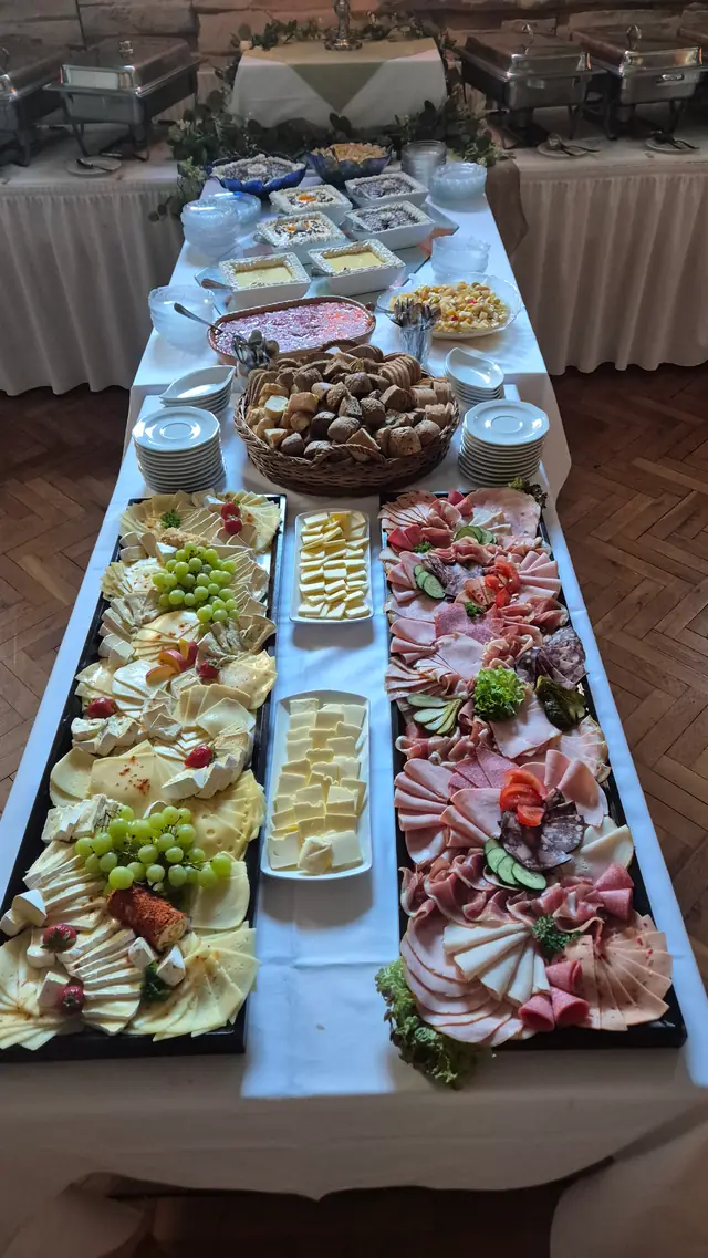 Reich gedecktes Buffet mit Platten und Brotkörben